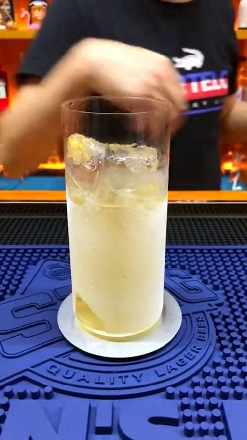 饮品师挑战秒制作一杯冰镇菠萝果汁